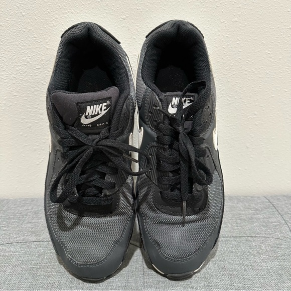 Nike Women’s Air Max Oketo Sneaker - Picture 12 of 12